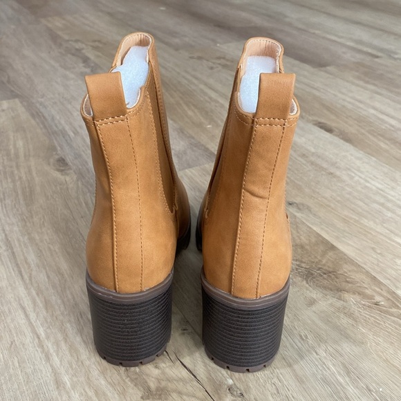 NEW Women’s Zby Heeled Chelsea Boots - Picture 3 of 5